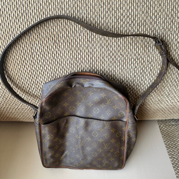 Vintage authentic Louis Vuitton Crossbody Bag. - Picture 3 of 10